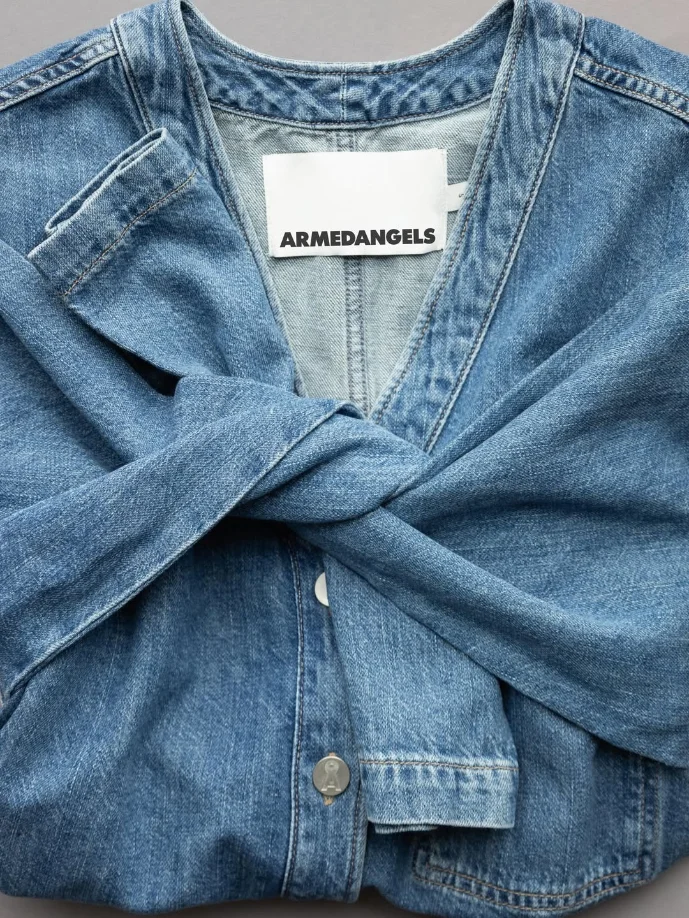 Vêtement en denim Armedangels noué, détail de l’étiquette