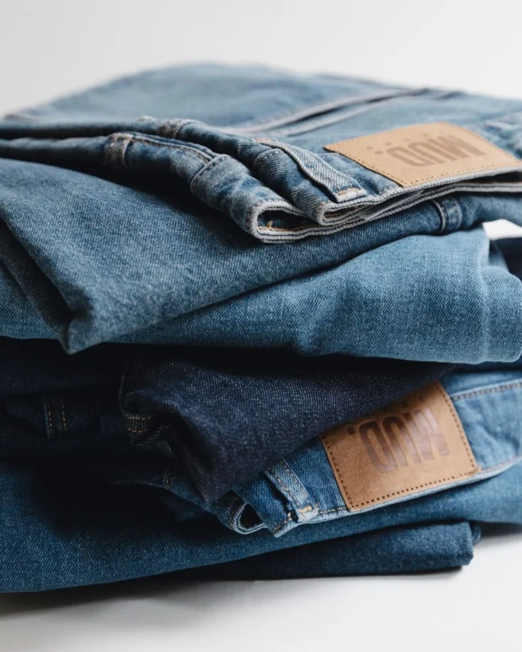Pile de jeans MUD Jeans et leurs étiquettes