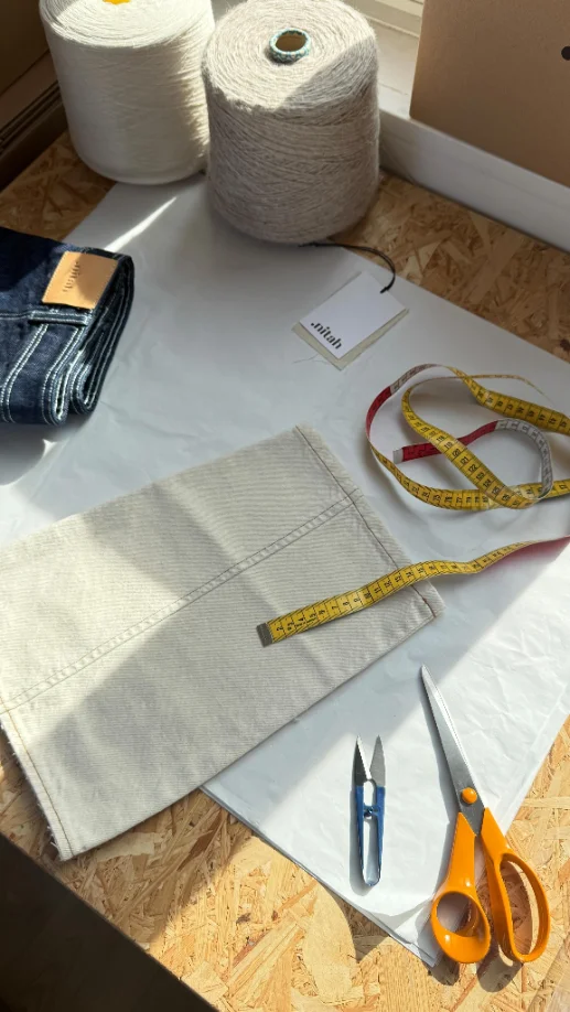 Table de travail Nitah avec tissus, bobines et mètre ruban