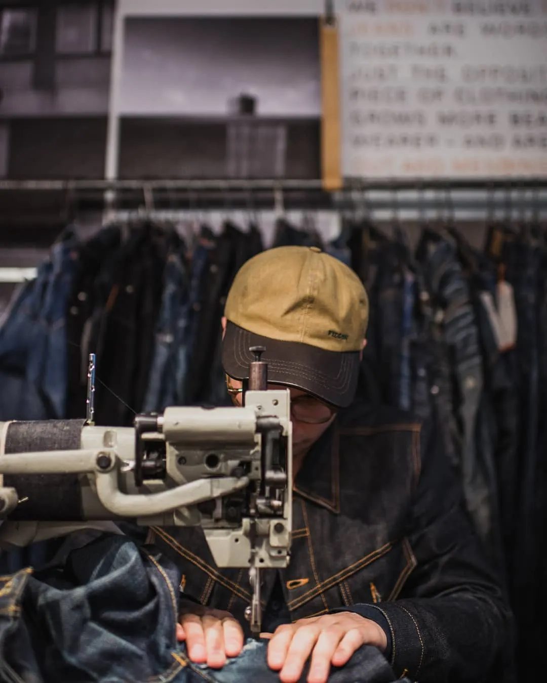 Atelier de confection : couturier au travail sur une toile denim